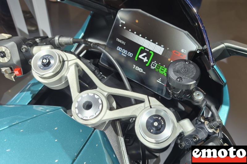 poste de pilotage de la manx r ici la fourche a des reglages manuels