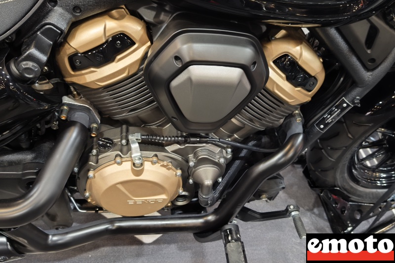 moteur v twin de 475 cm3 avec sa finition or
