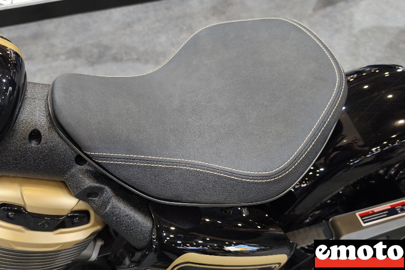 selle suspendue avec ses piqures jaunes