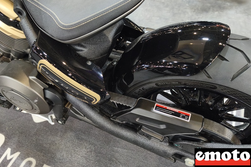 transmission par courroie et garde boue arriere pres de la roue