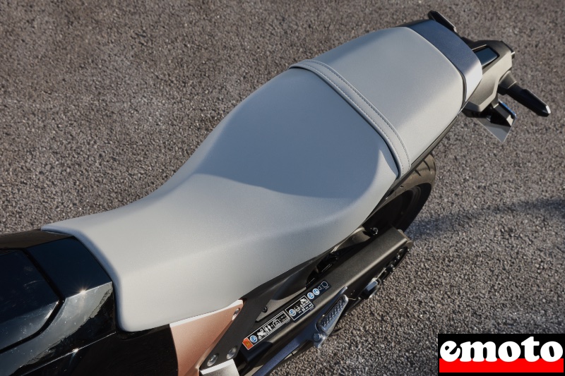 selle ferme fine et avec des arretes marquees