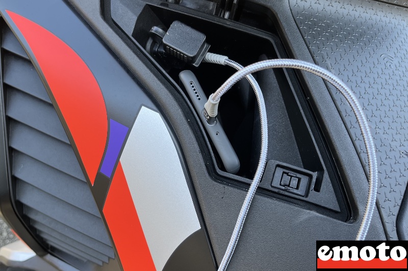 prise usb c dans le vide poche pas assez profond lorsque le smartphone est branche