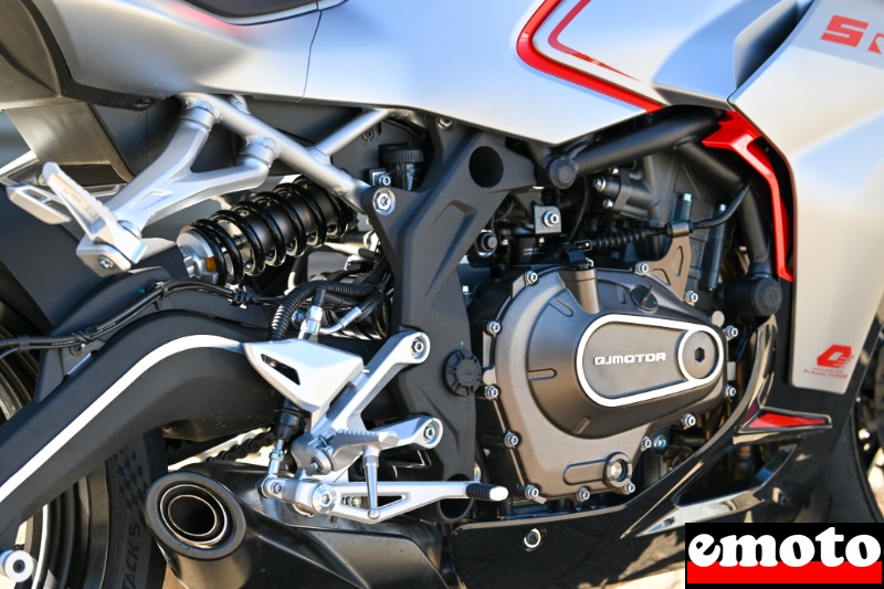 cadre treillis et platines en aluminium pour cette petite sportive