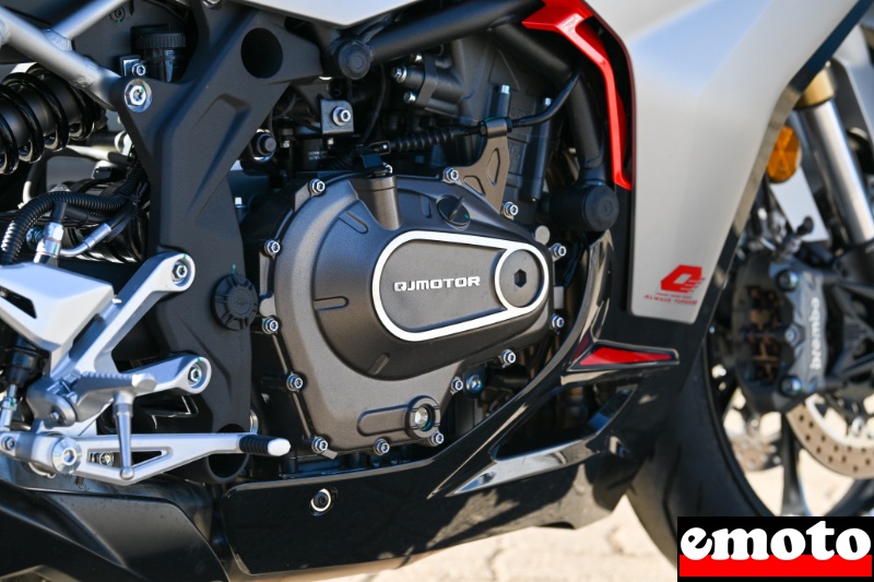 moteur 4 cylindres en ligne de 421 cm3 une architecture devenue rare