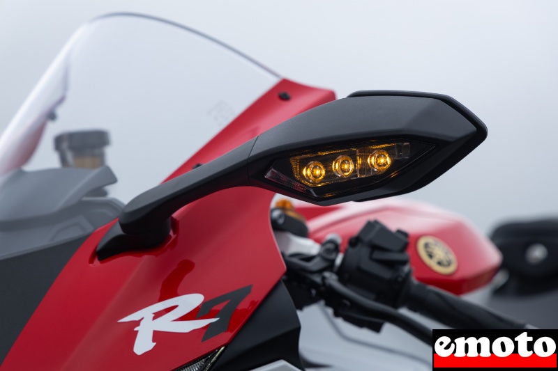 clignotants integres aux retroviseurs pour pouvoir etre enleves facilement si on roule sur circuit