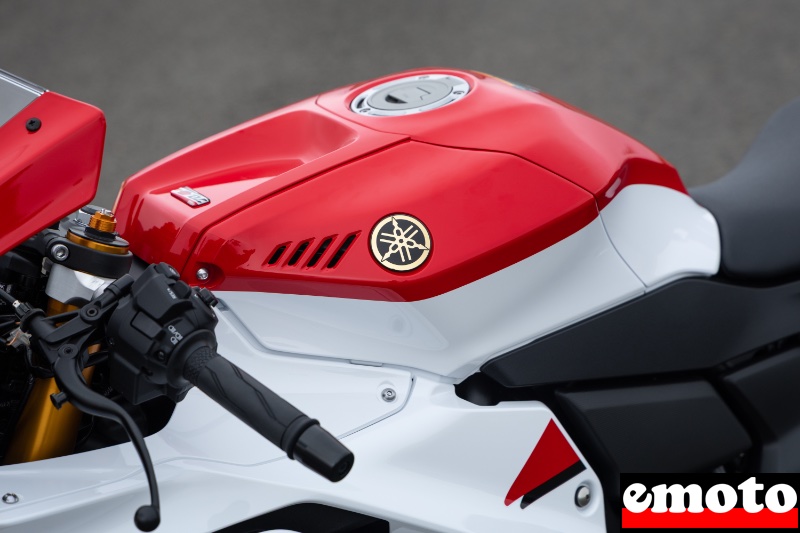 finition 70e anniversary avec le badge dore sur le reservoir