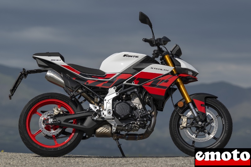 design soigne de la stealth avec cette ligne superieure on remarque que seule la roue arriere est rouge