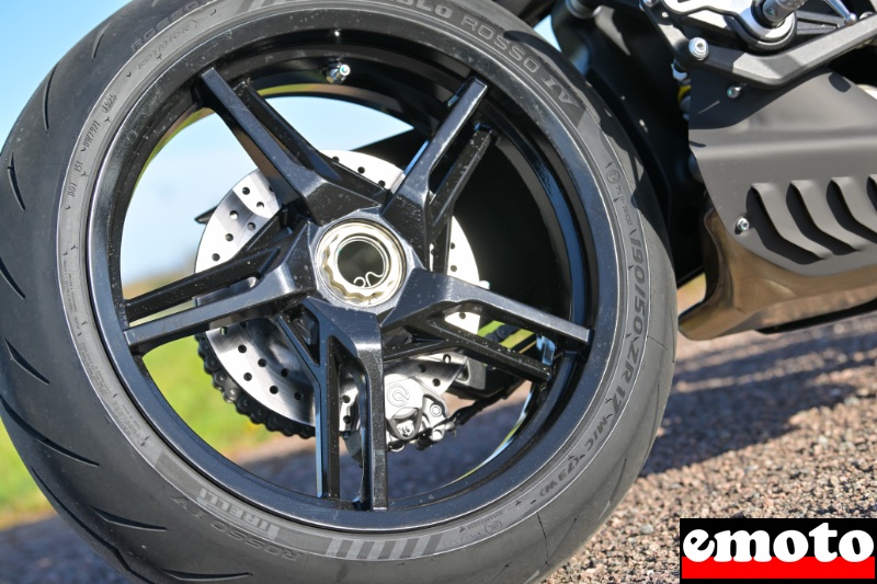 monobras sur la srk 921 comme sur la sportive srk 921 rr mais avec une jante differente monobras sur la srk 921 comme sur la sportive srk 921 rr mais avec une jante differente