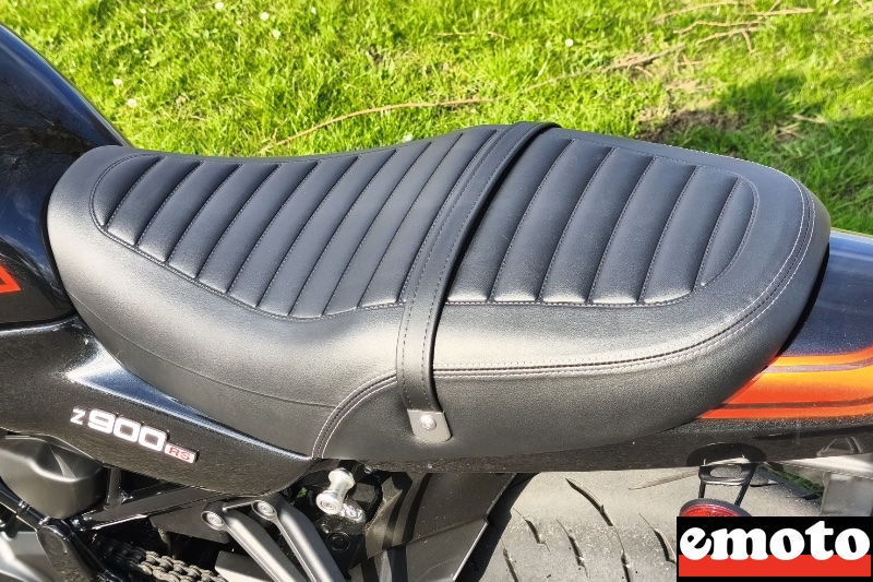 selle large et epaisse mais finalement assez ferme
