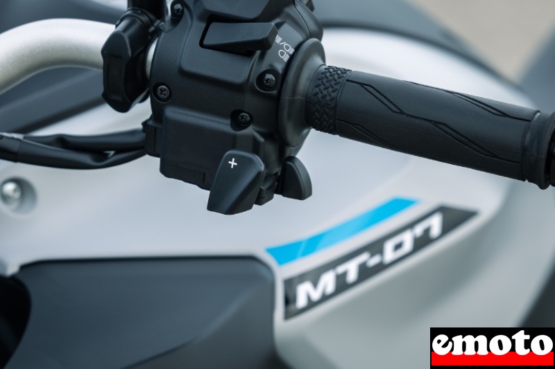 Yamaha Y-AMT, la boite automatique se généralise-t-elle ?, suppression du levier d embrayage et ajout des gachettes pour la boite y amt
