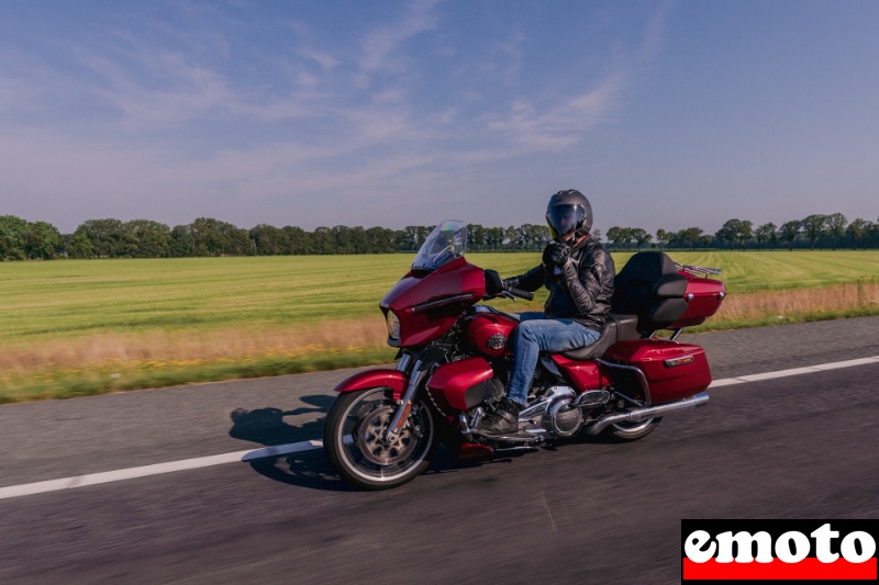 harley davidson street glide limited en route pour le gp a assen