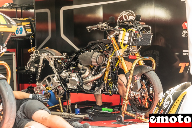 road glide de la bwc a nu dans son box