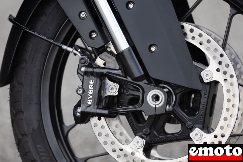 freinage bybre sur cette moto pourtant presentee comme premium freinage bybre sur cette moto pourtant presentee comme premium