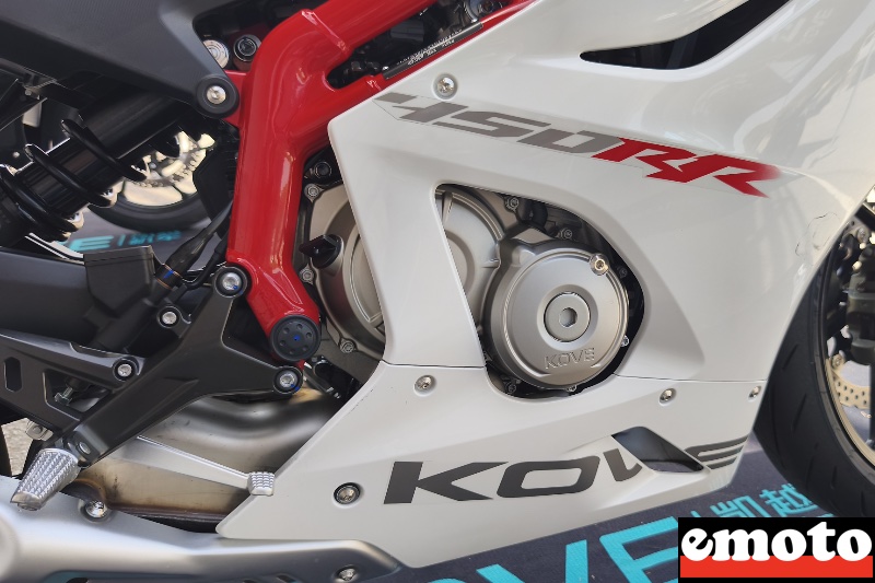moteur 4 cylindres en ligne de 70 chevaux avec le systeme ram air