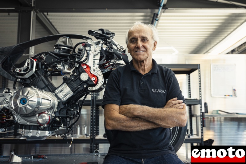 thierry henriette devant une brough superior rmb 01 en cours d assemblage dans l atelier de saint jean